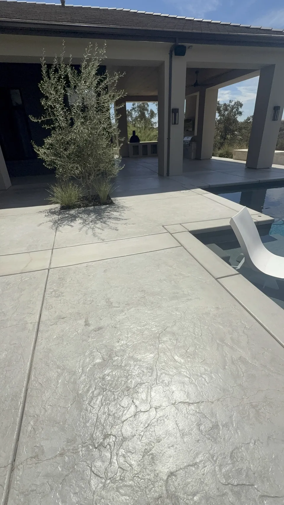 Sealed pool deck with grip additive
